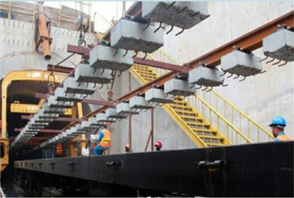 西安地鐵(tiě)二号線鋪軌(guǐ)所用公司混(hùn)凝土軌枕産(chan)品