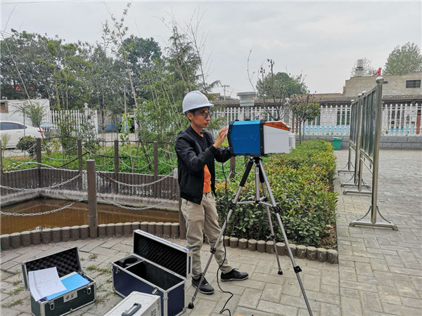 陝西省現代(dài)建築設計研究院(yuan)的技術人員進行(hang)空氣現狀監測