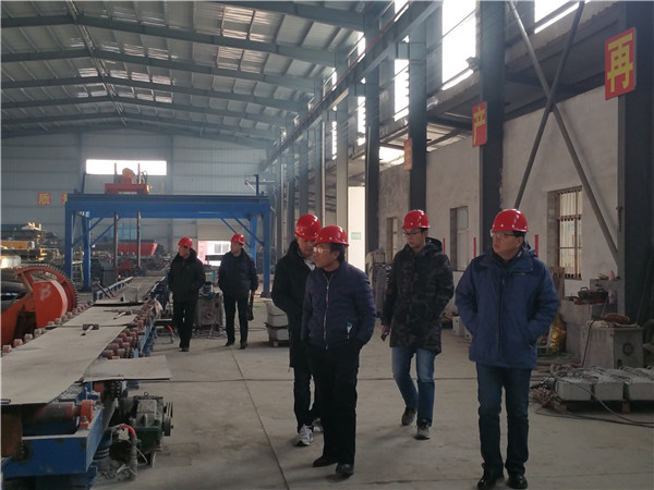 公司**陪同環(huan)評公司人員(yuán)車間考察
