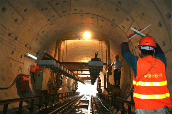 公司(si)生産的短軌(gui)枕産品用于(yú)西安地鐵二(er)号線全段工(gōng)程