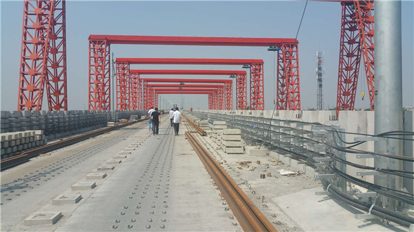 2018年(nian)6月西安北至(zhi)機場城際鐵(tie)路鋪設軌枕(zhěn)現場